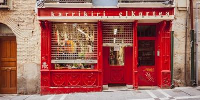 Escaparate de un comercio en una calle de Euskadi. Photo by Marco de Luca on Unsplash